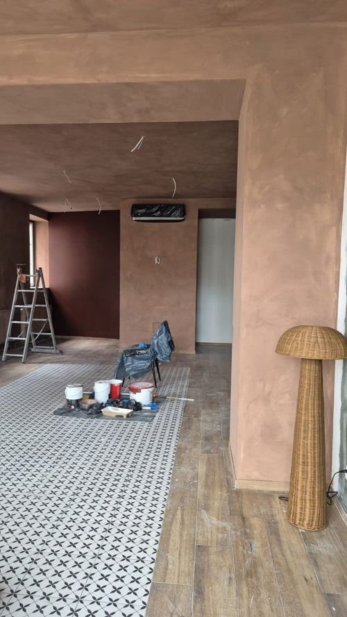 Farba wapienna Limewash Dry Cocoa na ścianie — ZUBRA COLORS